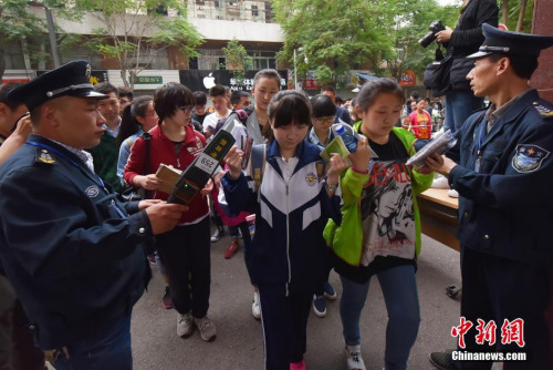 67գɽ̫ԭɳѧ㣬μӸ߿Ĥѧ½뿼գ2016<a href=http://china.city28.com target=blank>й</a>߿ʽĻ<a href=http://china.city28.com target=blank>й</a>940μӿԡĤθ߿ȫͳҼԾĤʡ26⣬Ϊ̡Ĥ״θ߿߿ҲýΪʷϡ 信 